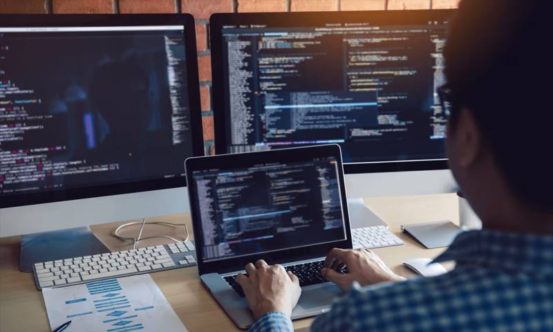 数据科学选型：R与Python如何赋能顺河网站建设？